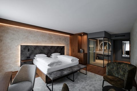 Bed, Photo of the whole room, Seating area, Bedroom