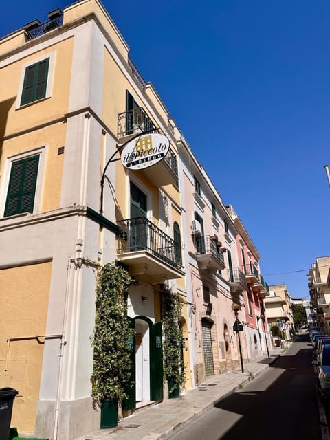 Property building, Day, Neighbourhood, City view, Street view, Location, acessibility