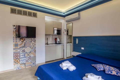 Bed, TV and multimedia, Kitchen or kitchenette, Photo of the whole room, Bedroom