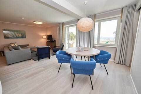 Living room, Photo of the whole room, Seating area, Dining area