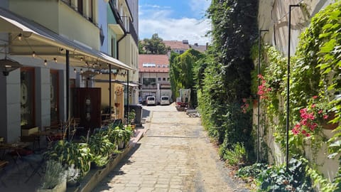 Neighbourhood, Inner courtyard view