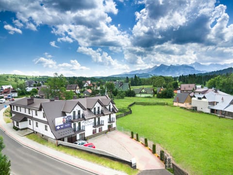 Property building, Bird's eye view, Mountain view, Location