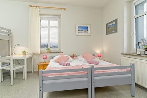 Bed, Mountain view