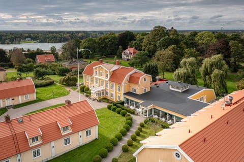 Property building, Facade/entrance, Spring, Day, Natural landscape, Bird's eye view, Summer, Garden, Autumn, Pets, Garden view, Area and facilities, Family, Inner courtyard view, Parking