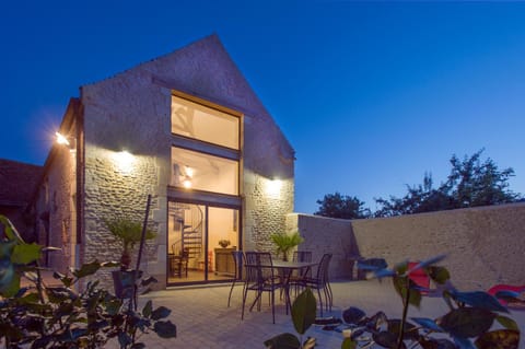 Property building, Patio, Facade/entrance, Balcony/Terrace, Dining area