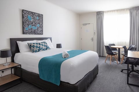 Bed, Photo of the whole room, Seating area, Bedroom
