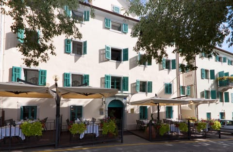 Restaurant/places to eat, Facade/entrance