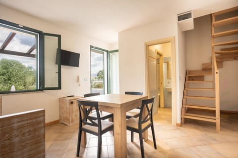 TV and multimedia, Kitchen or kitchenette, Seating area