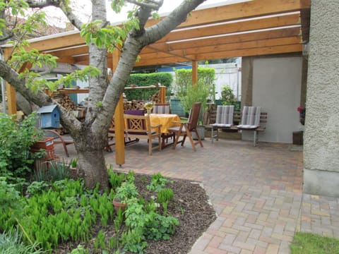 Property building, Patio, Restaurant/places to eat, BBQ facilities, Breakfast