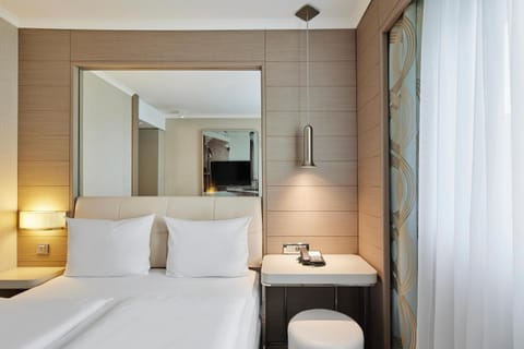 Shower, Toilet, Bed, Bathroom, TV and multimedia