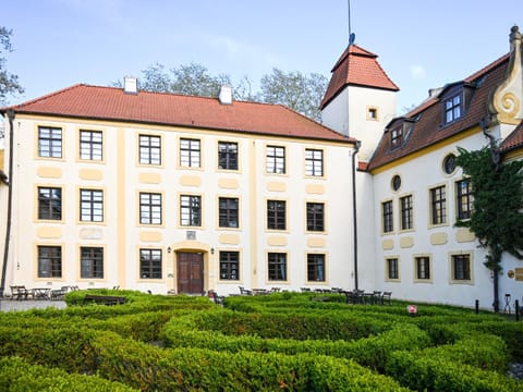 Property building, Nearby landmark, Neighbourhood, Garden