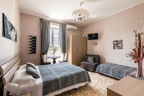 Bed, TV and multimedia, View (from property/room), Photo of the whole room, City view, internet, air conditioner