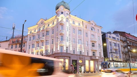 Property building, Day, City view, Location