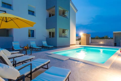 Patio, Natural landscape, Balcony/Terrace, Mountain view, Swimming pool