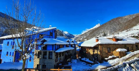 Property building, Day, Natural landscape, Winter, Mountain view