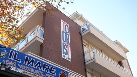 Facade/entrance, Property logo or sign, Balcony/Terrace