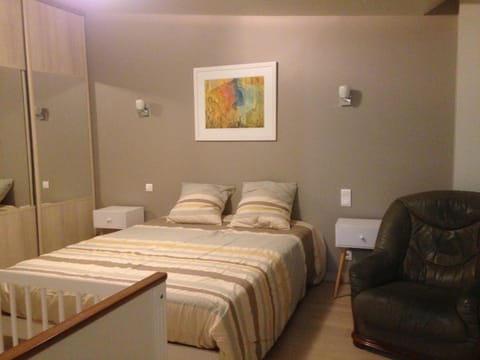 Photo of the whole room, Garden view