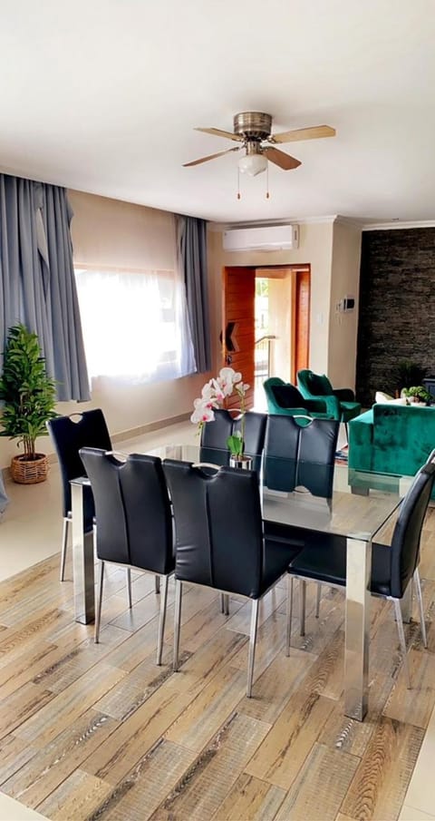 TV and multimedia, Lounge or bar, Dining area, Dinner