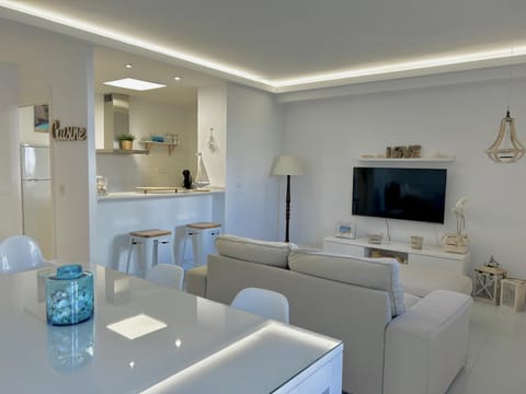TV and multimedia, Kitchen or kitchenette, Living room, Dining area