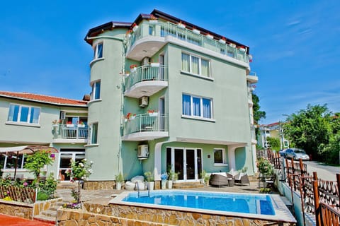 Property building, Day, Balcony/Terrace, Swimming pool, Swimming pool, Family
