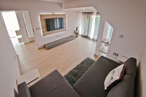 TV and multimedia, Living room, Photo of the whole room, Seating area, Family, internet