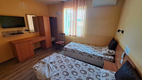 Bed, TV and multimedia, Photo of the whole room, towels, air conditioner