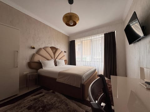 Bed, TV and multimedia, View (from property/room), Photo of the whole room, Bedroom