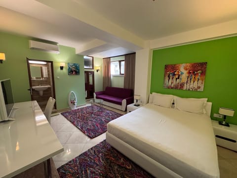 Bed, TV and multimedia, Photo of the whole room, Bedroom, hair dresser