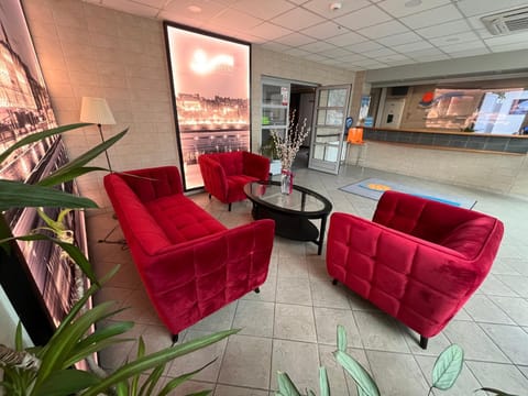 Property building, Living room, Lobby or reception, Seating area, Swimming pool