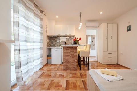 Kitchen or kitchenette, Dining area, oven, stove