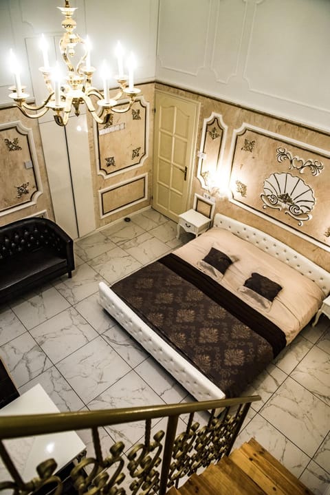 Bed, Living room, Photo of the whole room, Seating area