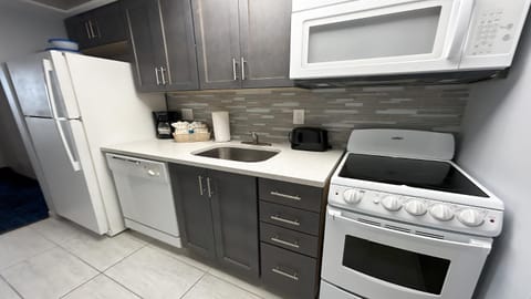 Kitchen or kitchenette, dishwasher, minibar, pet friendly, stove, toaster