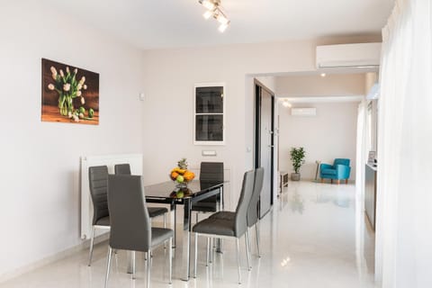 Balcony/Terrace, Dining area, Street view