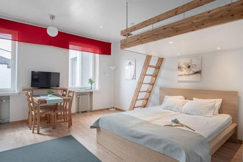 Bed, TV and multimedia, Photo of the whole room, Bedroom, towels