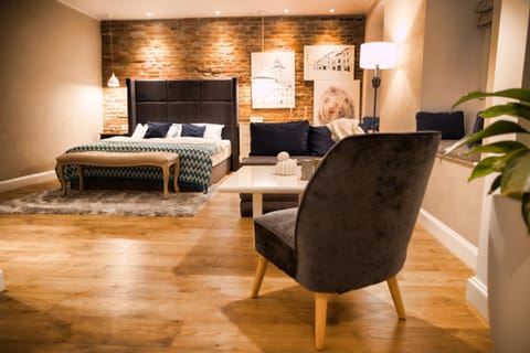 Bed, Seating area