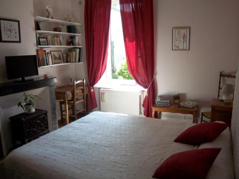 Bed, TV and multimedia, Bedroom