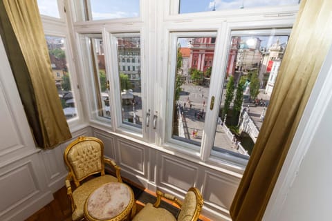 Living room, City view, Landmark view, Street view