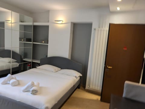 Bed, Photo of the whole room, towels