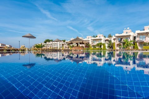 Property building, Neighbourhood, Swimming pool, Swimming pool