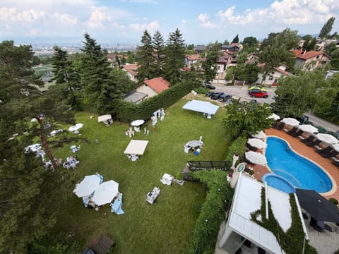 Natural landscape, Bird's eye view, Garden, Garden view, Parking, sunbed