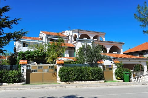 Facade/entrance, Photo of the whole room