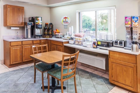 Restaurant/places to eat, Dining area, On site, Breakfast