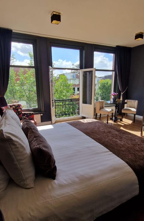 Bed, View (from property/room), Balcony/Terrace, Photo of the whole room, Seating area, Bedroom