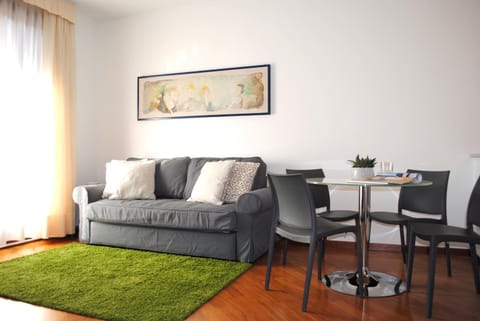Balcony/Terrace, Living room, Photo of the whole room, Decorative detail, Seating area, Dining area