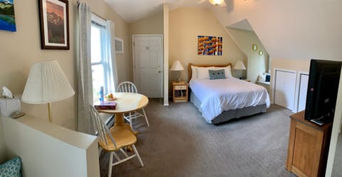 Bed, Dining area