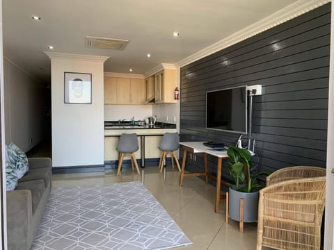 TV and multimedia, Kitchen or kitchenette, Living room, Photo of the whole room, Dining area
