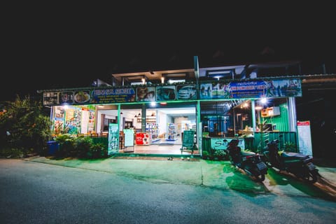 Off site, On-site shops