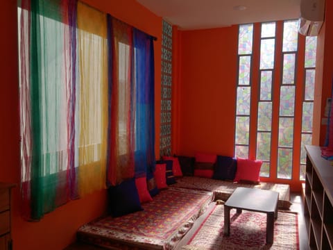 Property building, Communal lounge/ TV room, Facade/entrance, Day, Living room, Decorative detail, Certificate/Award