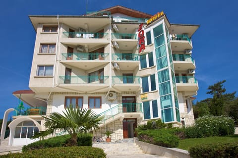 Facade/entrance