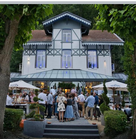 Property building, Restaurant/places to eat